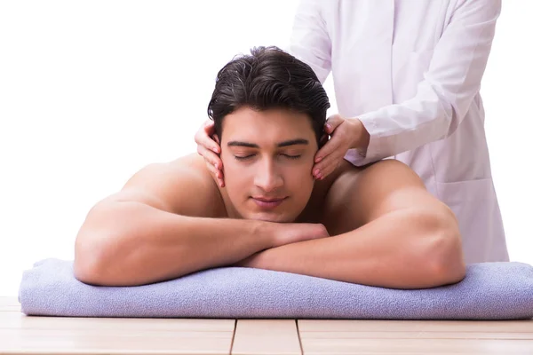 Bel homme dans spa massage concept — Photo