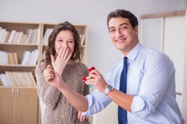 Evlilik teklifi yapan bir adamın romantik konsepti.