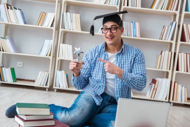 Genç öğrenci kitaplarla çalışıyor.