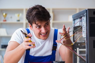 Masaüstü bilgisayarını tamir eden bilgisayar tamircisi