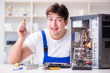 Masaüstü bilgisayarını tamir eden bilgisayar tamircisi