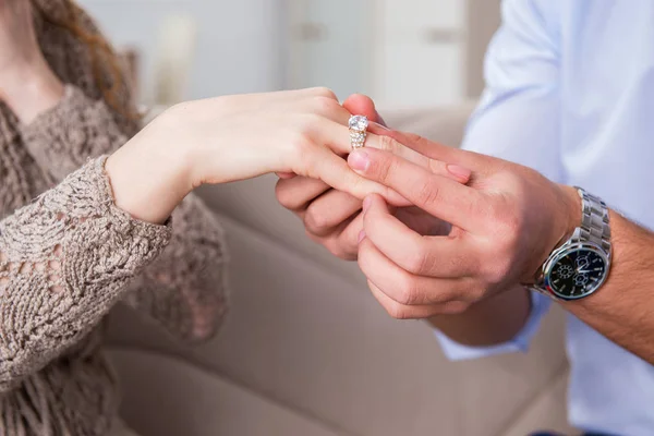 शादी प्रस्ताव बनाने वाले आदमी के साथ रोमांटिक अवधारणा — स्टॉक फ़ोटो, इमेज