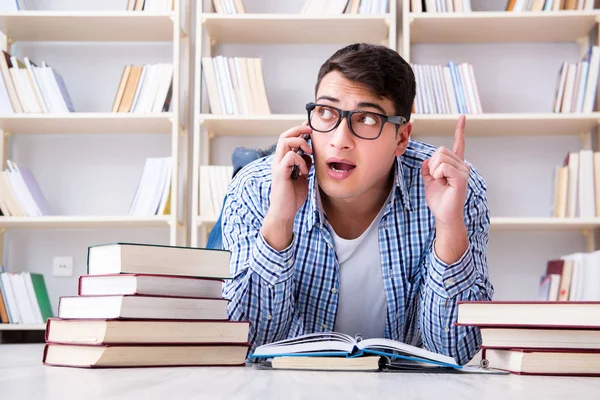 Giovane studente che studia con i libri — Foto Stock