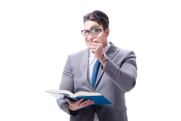 Homem de negócios lendo com lupa isolada na parte traseira branca — Fotografia de Stock