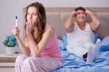 Hamilelik testi sonuçları olan genç bir aile