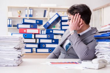 İşadamı evrak işleriyle meşgul.