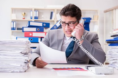 İşadamı evrak işleriyle meşgul.