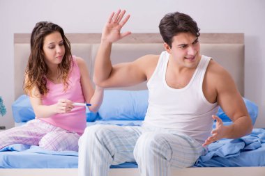 Hamilelik testi sonuçları olan genç bir aile