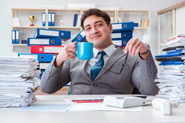 İşadamı evrak işleriyle meşgul.