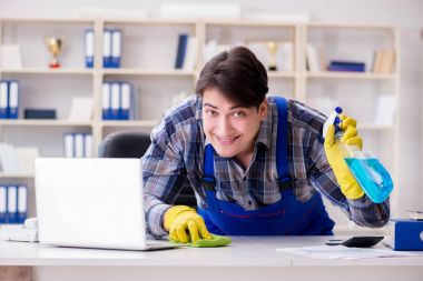 Ofiste çalışan erkek temizlikçi.