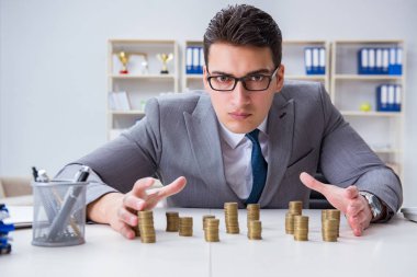 Ticari büyüme kavramında altın sikkeleri olan bir işadamı