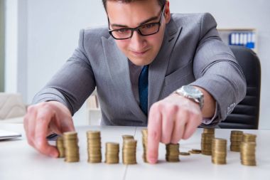 Ticari büyüme kavramında altın sikkeleri olan bir işadamı