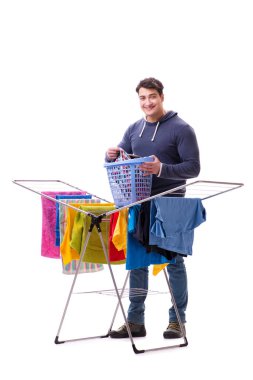 Çamaşır yıkayan koca beyaz tenli.