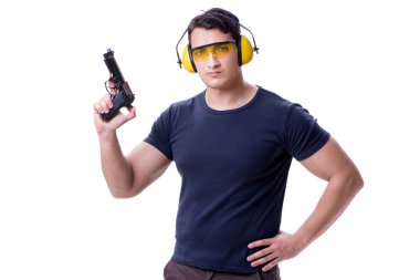 Beyazlara izole edilmiş bir şekilde silahtan spor atışı yapan adam.
