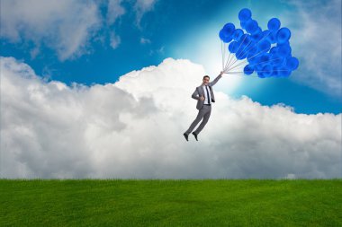 Parlak bir günde balon uçuran bir iş adamı