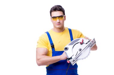 Daire üzerinde beyaz izole testere ile tulum giyen marangoz