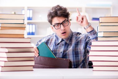 İnek öğrenci üniversite sınavlarına hazırlanıyor.