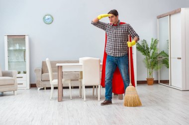 Süper kahraman temizleyicisi evde çalışıyor.