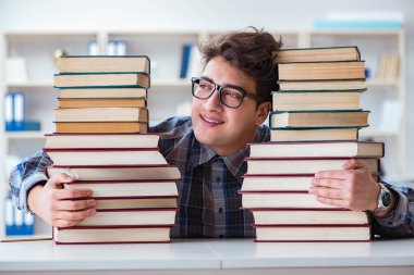 İnek öğrenci üniversite sınavlarına hazırlanıyor.