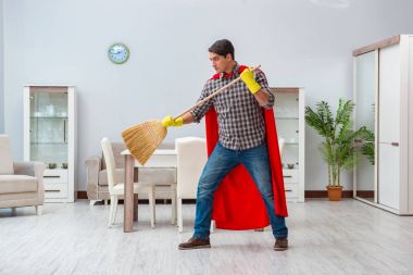 Süper kahraman temizleyicisi evde çalışıyor.