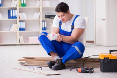 Zemin kaplamalarında çalışan genç bir işçi.