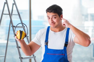 Gürültülü işçiler kulaklıkları iptal ediyor