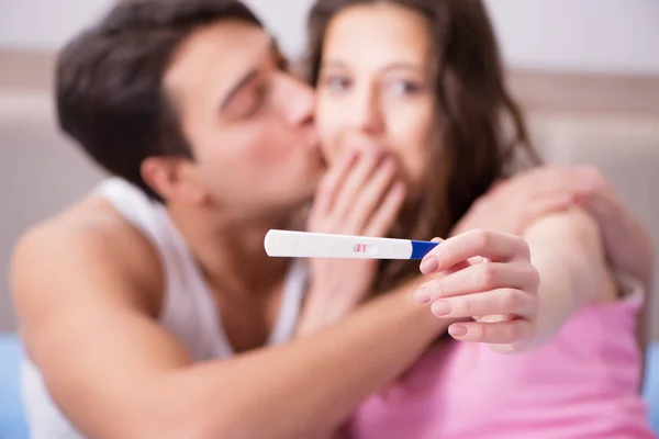 Młoda rodzina z wynikami testu ciążowego — Zdjęcie stockowe