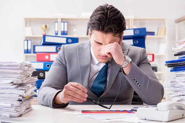 Geschäftsmann mit viel Papierkram beschäftigt — Stockfoto