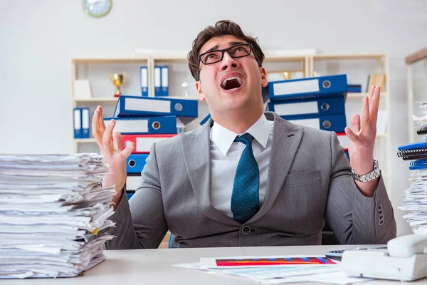 Empresário ocupado com muita papelada — Fotografia de Stock