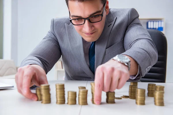 Geschäftsmann mit Goldmünzen im Wachstumskonzept — Stockfoto