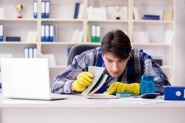 Adam temizleyici gizli belgeleri çalıyor.