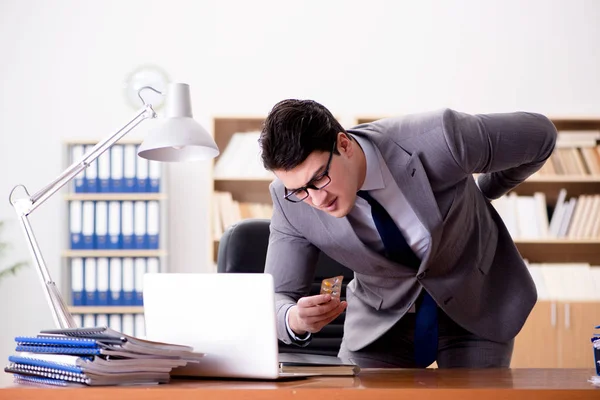 Biznesmen odczuwa ból w biurze — Zdjęcie stockowe