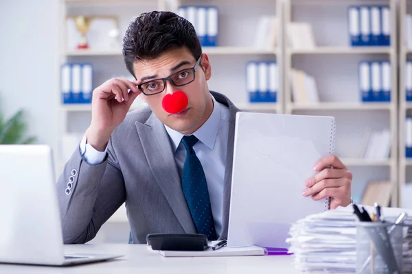 Biznesmen klaun w biurze — Zdjęcie stockowe