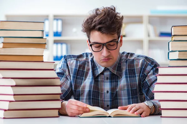 İnek öğrenci üniversite sınavlarına hazırlanıyor.