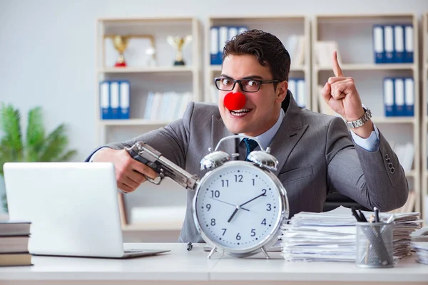 Clown homme d'affaires travaillant dans le bureau en colère frustré par un — Photo