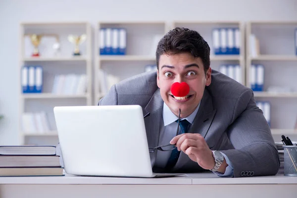 Empresário palhaço que trabalha no escritório — Fotografia de Stock