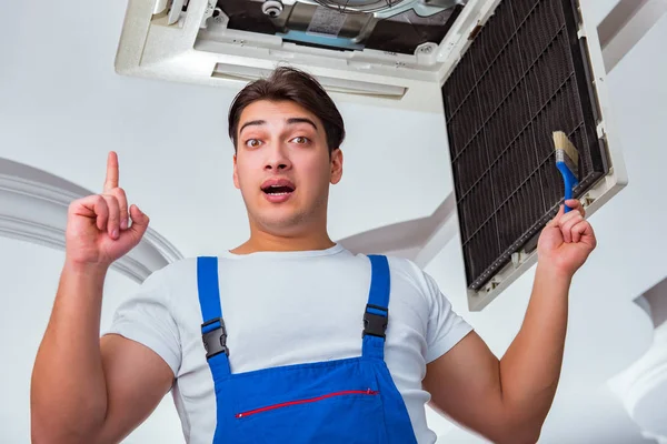 Travailleur réparant unité de climatisation de plafond — Photo