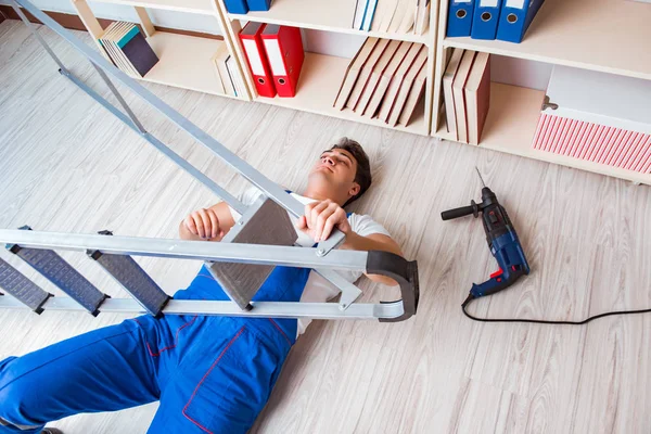 Unsafe behavior concept with falling worker — Stock Photo, Image