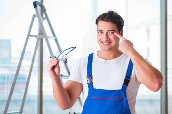 Jonge werknemer met veiligheidsbril — Stockfoto