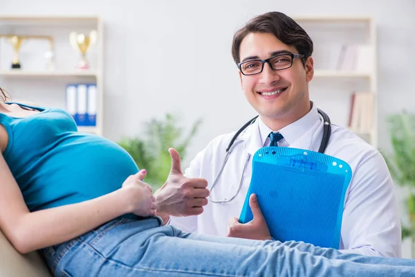 Έγκυος γυναίκα επισκέπτονται γιατρό στην ιατρική αντίληψη — Φωτογραφία Αρχείου