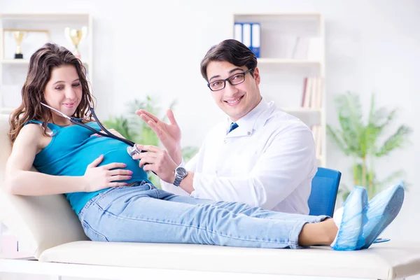 Gravid kvinna besöker läkare i medicinska begrepp — Stockfoto