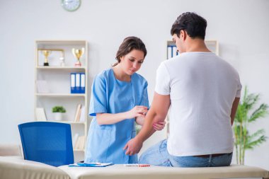 Tıbbi konsept olarak kadın doktoru ziyaret eden adam