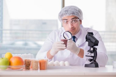 Besin uzmanı gıda ürünlerini laboratuarda test ediyor.