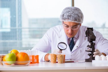 Besin uzmanı gıda ürünlerini laboratuarda test ediyor.