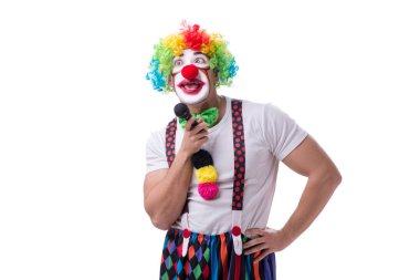 Elinde mikrofonla karaoke söyleyen komik bir palyaço.