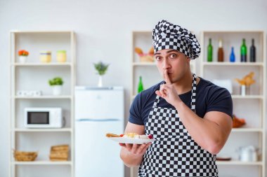 Aşçı mutfakta akşam yemeği hazırlıyor.