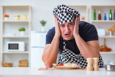 Aşçı mutfakta akşam yemeği hazırlıyor.