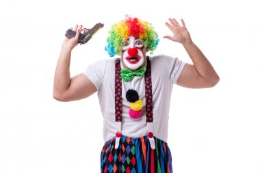 Beyaz arka planda izole edilmiş silahlı komik bir palyaço.