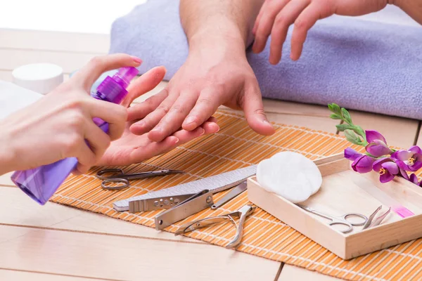 Erkekler için el manikürü konsepti