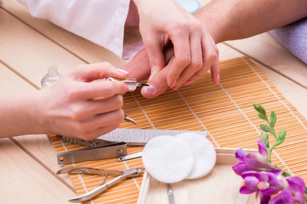 Erkekler için el manikürü konsepti